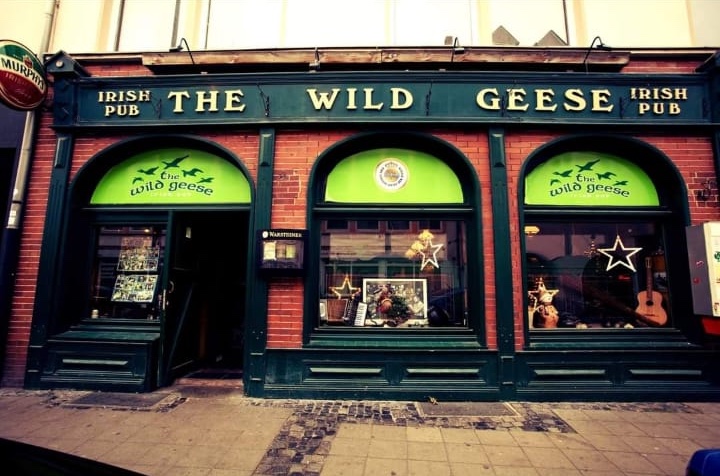 Die grüne Fassade des Wild Geese – Fotospot für Geburtstagsfotos